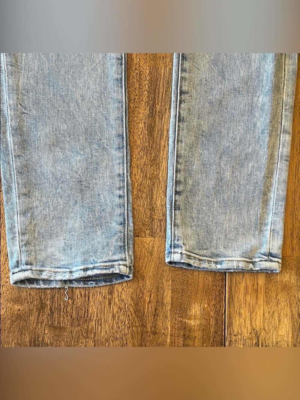 Men's AEO Light Wash Relaxed Jeans - Picture 10 of 14